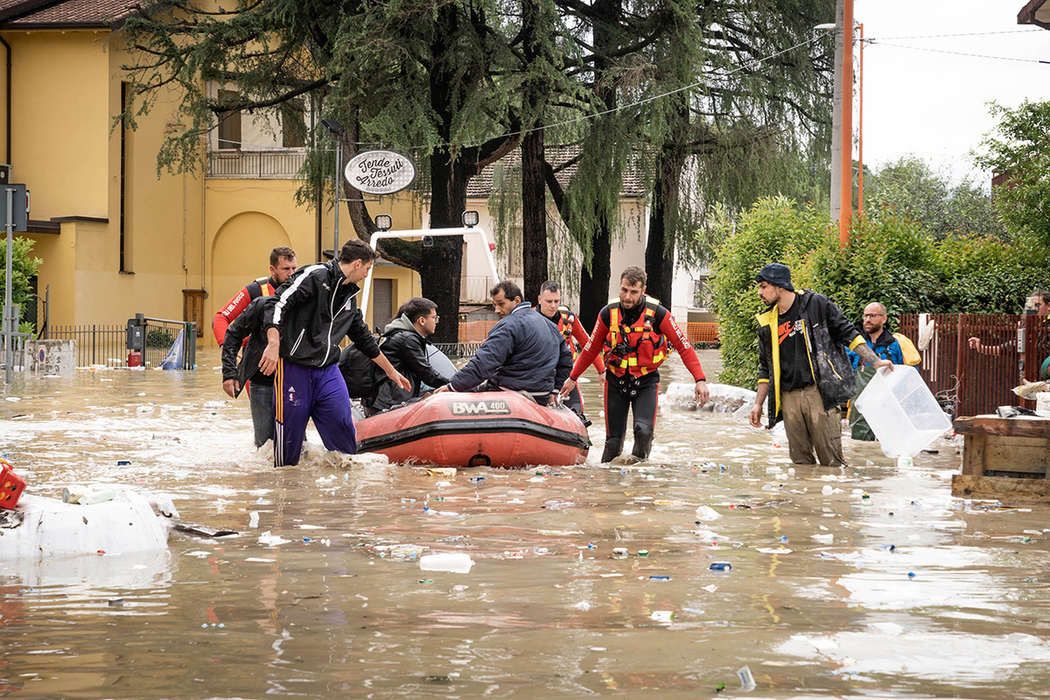 Кадры сильнейшего за 100 лет наводнения в Италии: спасались на лодках
