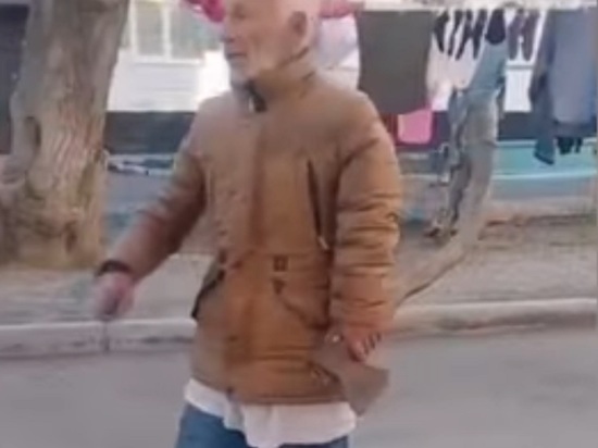 В алтайском городе странный мужчина гонялся с топором за детьми