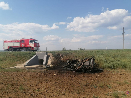На трассе Волгоград-Каменск в сгоревшей легковушке пострадали четверо