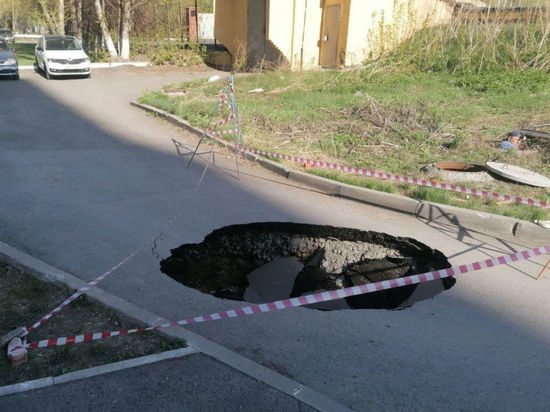 В Кемерове под ногами жителей провалился асфальт