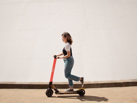 В Смоленской области 36-летняя женщина пострадала, упав с электросамоката