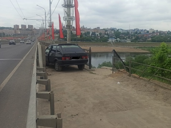 В Калуге пьяный водитель оказался на пешеходной зоне Гагаринского моста