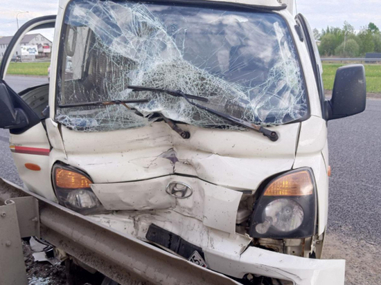Два автомобиля откинуло на металлический отбойник после столкновения в Вологодском округе