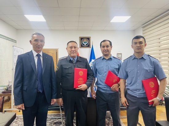 В Бишкеке наградили милиционеров, спасших 19-летнюю девушку