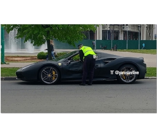 В Ярославле кандидат в депутаты «подрезал» машину скорой помощи на «Феррари»