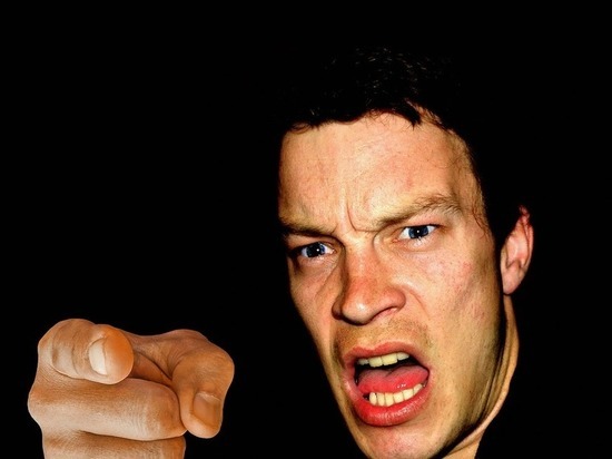 В Сафоновском районе мужчина буквально столкнул двух девушек лбами