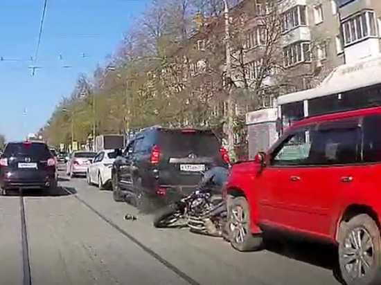 Водитель сбил мотоциклиста на улице Богдана Хмельницкого в Новосибирске