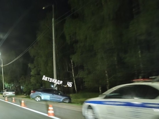 В Курске ночью водитель Kia Rio врезался на полном ходу в бетонный столб