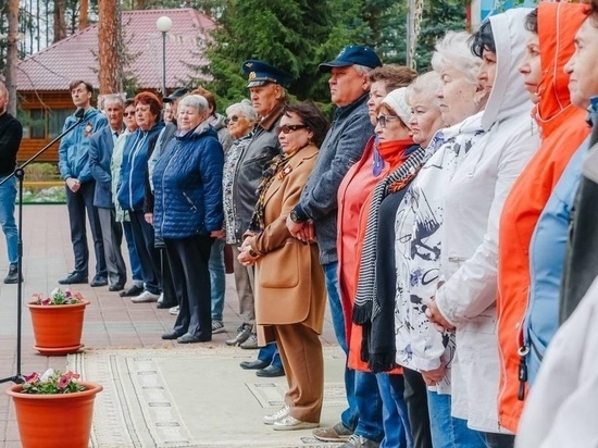 В тюменском центре «Ребячья республика» высадили саженцы на Аллее Героев