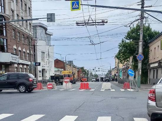 Провал в асфальте на улице Суворова в Пензе ремонтируют две бригады