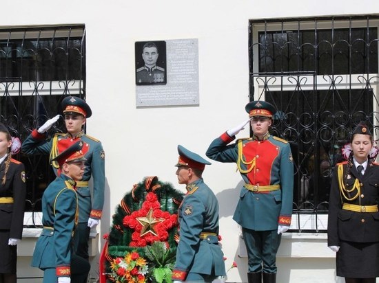 Памятную доску открыли в Чите в честь погибшего на СВО выпускника-кадета