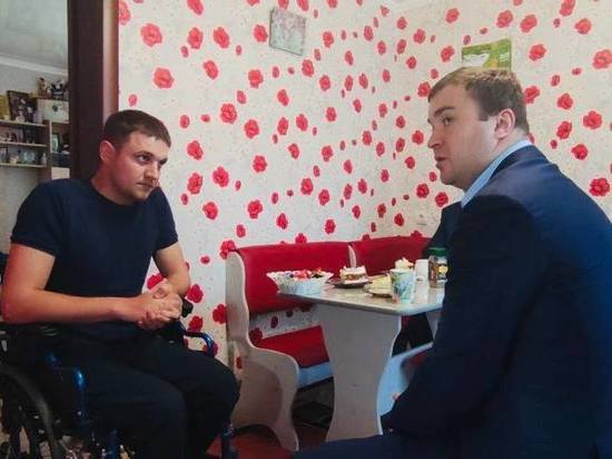 Руководитель Омской области Хоценко встретился с тяжелораненым участником СВО