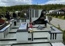 Скульптурную композицию установили на могиле Михаила Глуза несколько месяцев назад