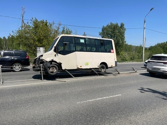 В Челябинске маршрутка налетела на тросовое ограждение и повисла на нем