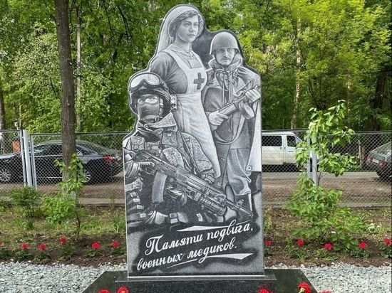 Стелу фронтовым медсёстрам Великой Отечественной войны установили у Сарапульской горбольницы