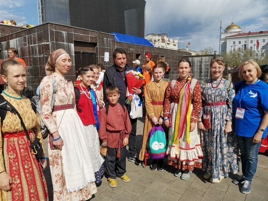 Лидер группы «Калинов мост» наградил ансамбль танца «Росинки Забайкалья»