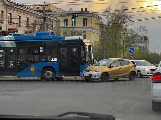 Троллейбус и иномарка столкнулись на перекрётстке в центре Читы