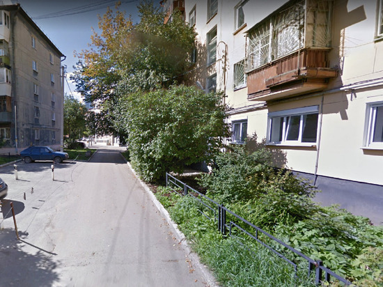 Неизвестный устроил стрельбу во дворе жилого дома в Екатеринбурге