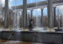 В субботу в Петергофе прошел ежегодный Весенний праздник фонтанов. В 2023-м он был посвящен 300-летию торжественного открытия Петром Великим императорской резиденции.