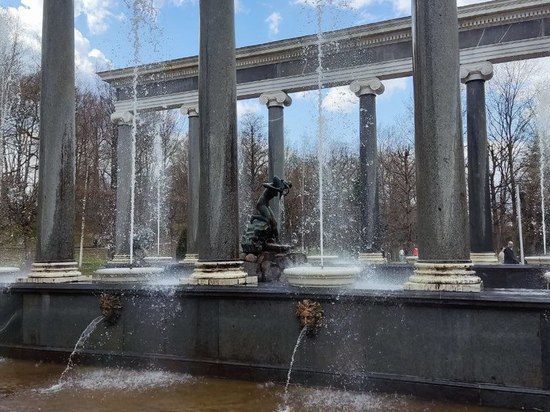 В Петергофе прошел ежегодный весенний праздник фонтанов