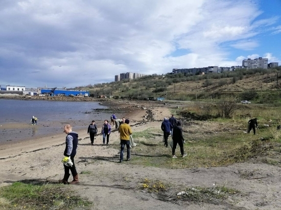 Мурманчане навели порядок на берегах водоемов в ходе субботника