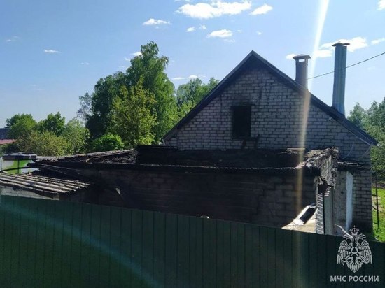 В Смоленском районе пожарные спасли семью от потери жилья