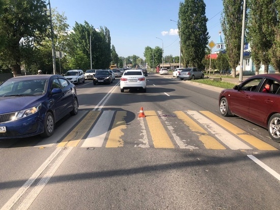 В Новочеркасске автомобиль сбил на пешеходном переходе женщину
