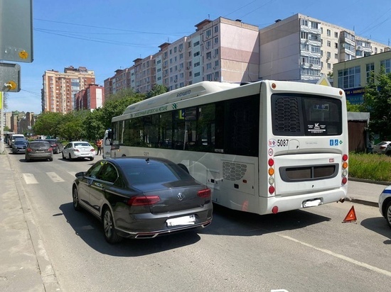 В Ростове городской автобус спровоцировал тройное ДТП