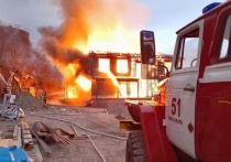 Заполярные пожарные пытались потушить горящий деревянный недострой в Лиинахамари, но не успели. Здание оказалось полностью уничтожено огнем.