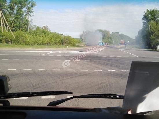 На трассе М-2 "Крым" в Чернском районе сгорел автомобиль Audi 80