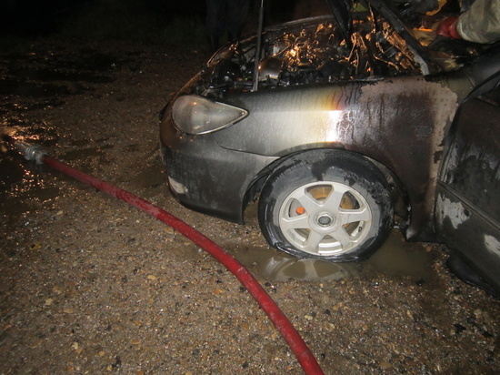 Автомобиль загорелся среди ночи в Спасском районе Приморья