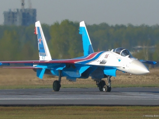 Над Новосибирском пролетели «Русские витязи» на восьми самолётах Су-30 и Су-35