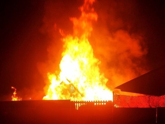 В Смоленской области в Вязьме поджигатели уничтожили садовый дом
