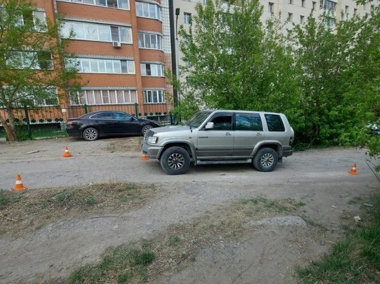 В Новосибирске мужчина на Isuzu Trooper сбил 17-летнего парня