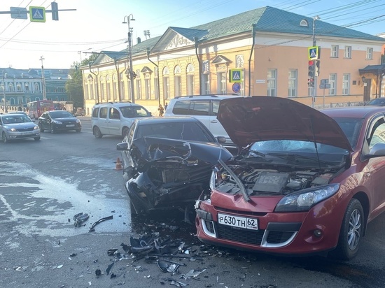 В аварии с Mercedes и Renault в центре Рязани пострадали оба водителя