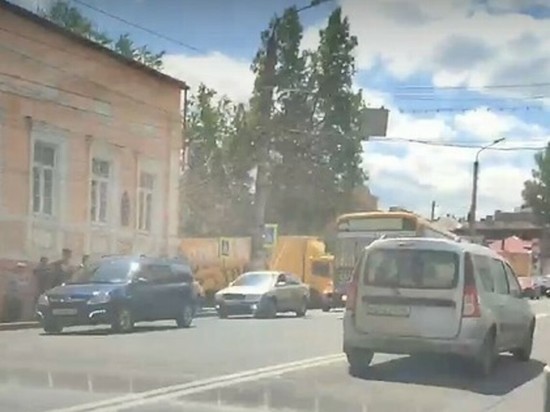 В Курске на улице Дзержинского автомобиль Toyota сбил женщину