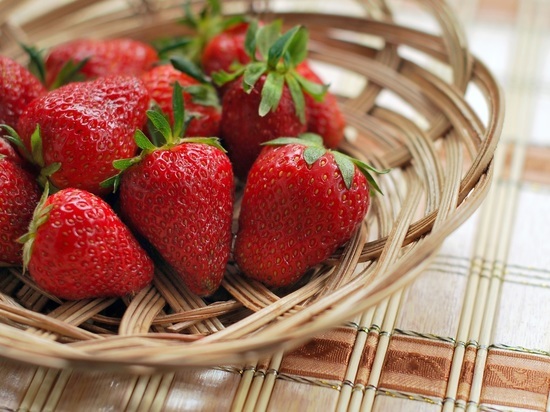В Новгородской области начали продавать клубнику и черешню: кому стоит избегать этих ягод