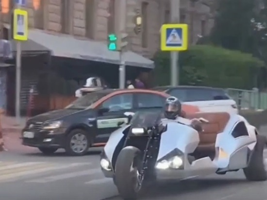 Необычный гибрид автомобиля и мотоцикла заметили в Ростове