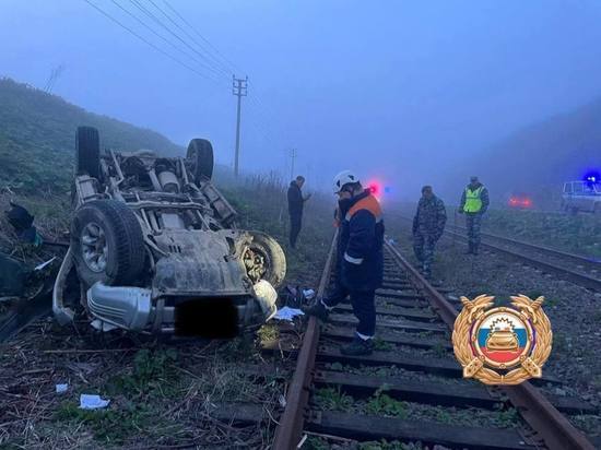 Внедорожник опрокинулся через железнодорожные пути на Сахалине