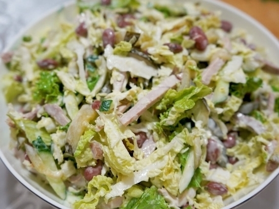 Капуста, фасоль, огурчики и мясо: салат, от которого за уши не оттащишь — рецепт спрашивают все
