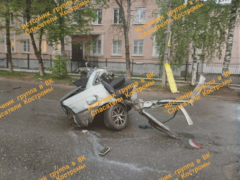 In the Kostroma region, a pillar tore apart a car, but the passengers are alive