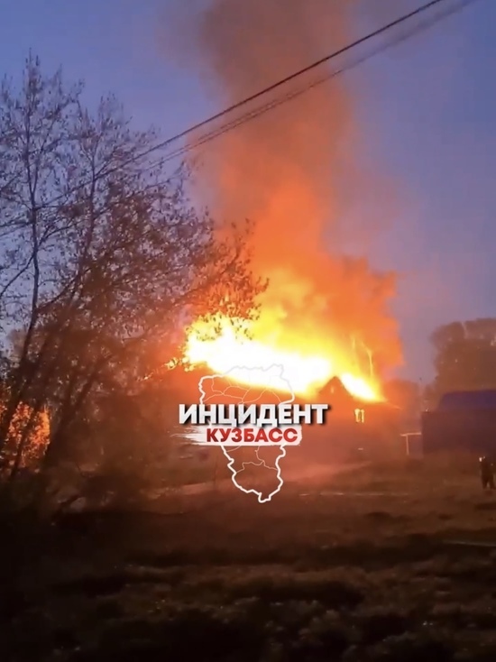 30 человек тушили дом в Кемерове