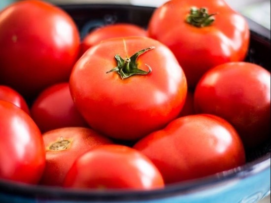 Кому не стоит есть помидоры: суставы разрушаются еще быстрее