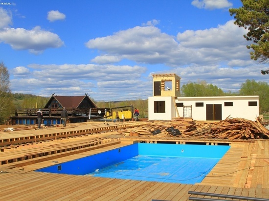 Открытый бассейн на озере появился в Кемерове