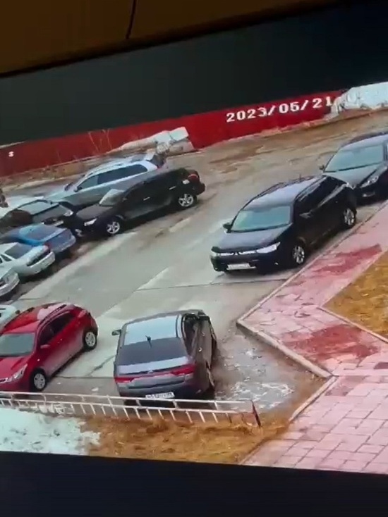 В Тазовском пьяный лихач вломился в припаркованные авто и поспешно уехал