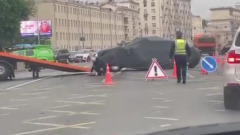 В центре Москвы Aurus врезался в Volvo: видео с места