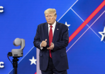 В США заметили, что основной конкурент экс-президента страны Дональда Трампа за звание кандидата от Республиканской партии Рон Десантис подражает политику вплоть до жестов
