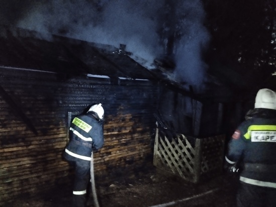 Огонь уничтожил баню в Олонецком районе Карелии