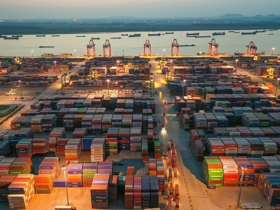 «Коммерсантъ»: стоимость перевозки контейнеров из КНР в РФ снизилась на треть