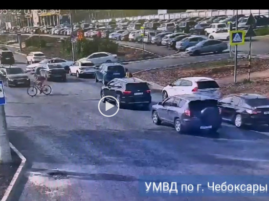 На улице Чебоксар в ДТП пострадали два автомобиля и велосипед